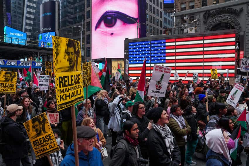 U.S. to screen social media of immigrants, visa applicants
