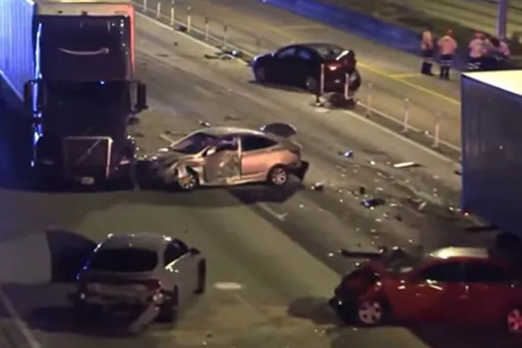 29 Injured, 13 Hospitalized After Tractor-Trailer Causes Chain-Reaction Collision with 18 Vehicles on Florida Highway
