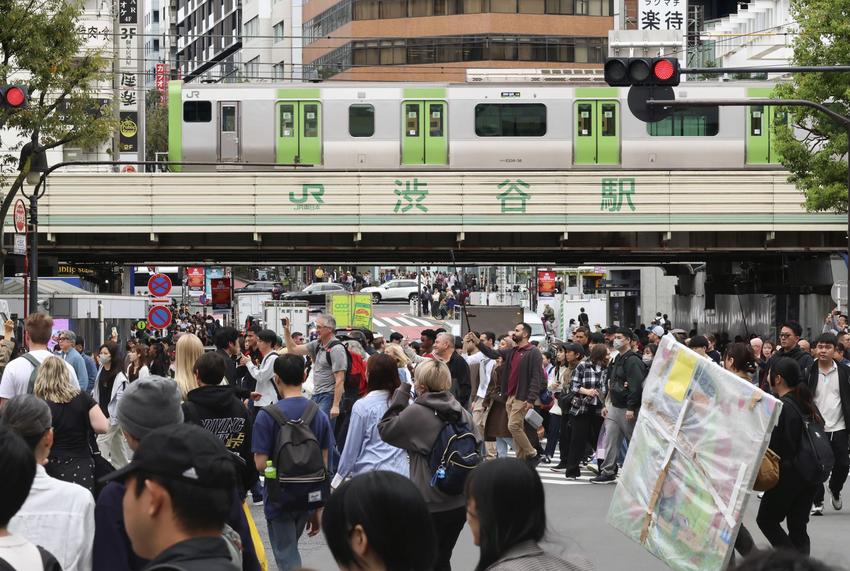 Tokyo’s Yamanote loop line train marks 100 years of operations