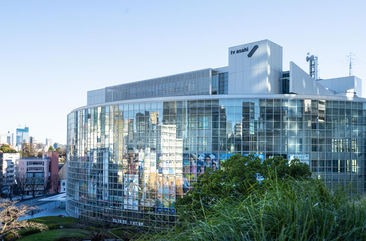 A man appears to leap to his death from the TV Asahi headquarters building in Tokyo, hurting onlookers below.