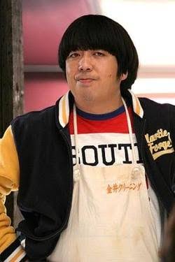 Bananaman’s Himura can’t hang from the horizontal bar because “his face is turning purple” during a variety show