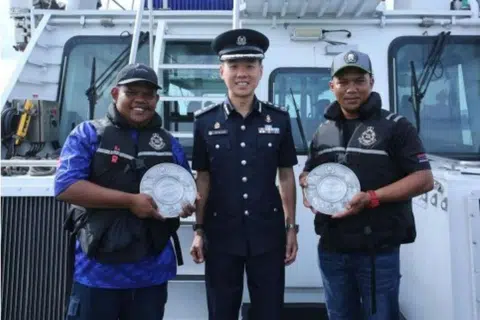 2 Malaysian men who helped Singapore police recover stolen boat get public spiritedness award