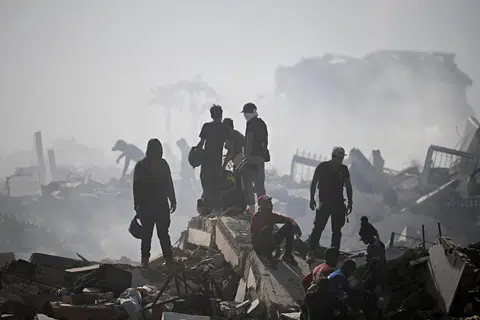 Rescuers comb Venezuela quake rubble for survivors; thousands still missing