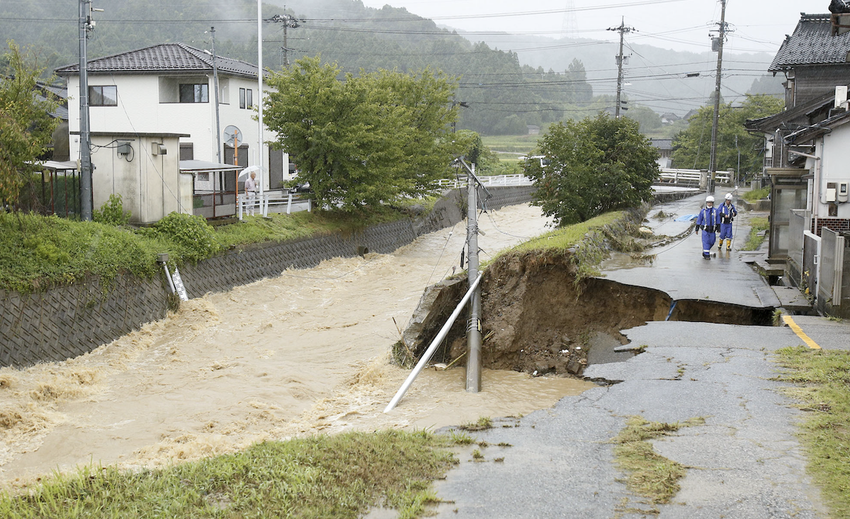 Record Rain Triggers Floods, Landslides in Central Japan; 180,000 Urged to Evacuate